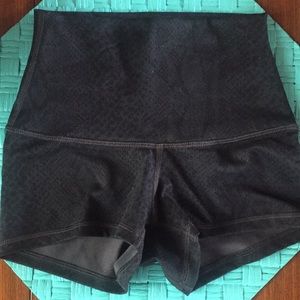 Lululemon Roll down Boogie short , size 2